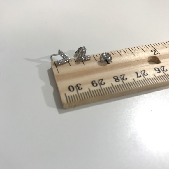 💙💎NEW V STUD EARRINGS IN STERLING SILVER💎💙 - Picture 6 of 7